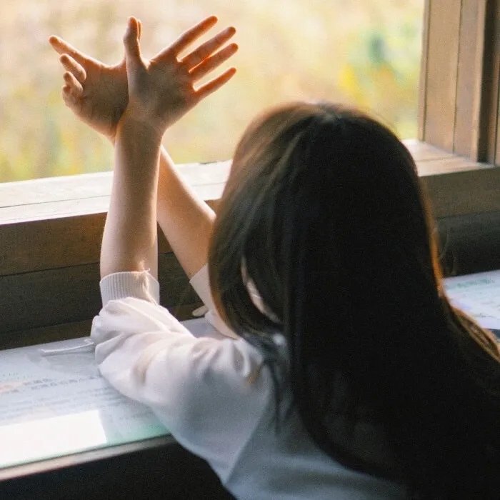 大叔在左，奶狗在右